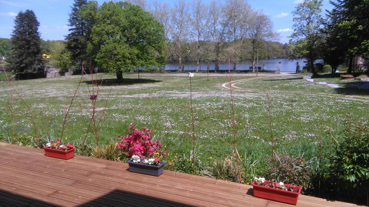 Auberge Du Lac De Mondon Mailhac-sur-Benaize Exterior foto